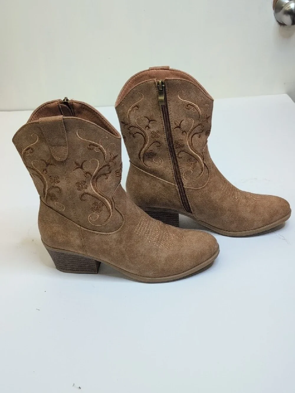 Women’s Tan Embroidered Western Ankle Boots Size 40